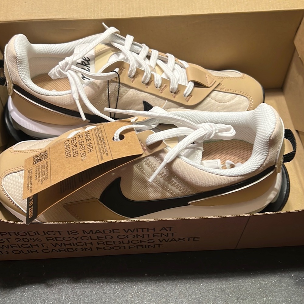 Nike woman’s air max pre-day ‘oatmeal’